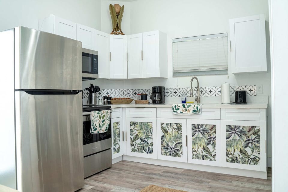 Kitchen or kitchenette, oven