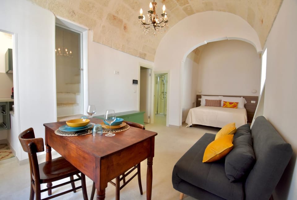 Bed, Bathroom, Living room, Photo of the whole room, Seating area, Dining area, Bedroom