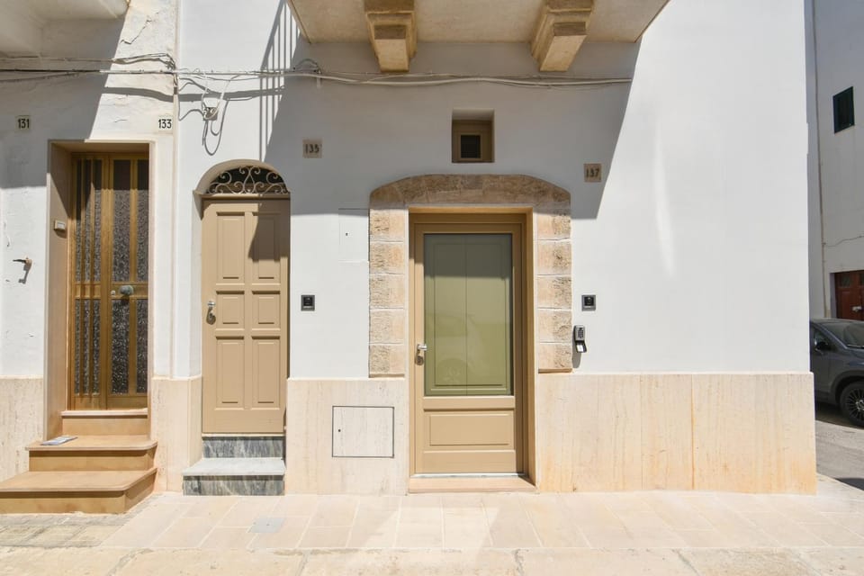Property building, Facade/entrance, Day