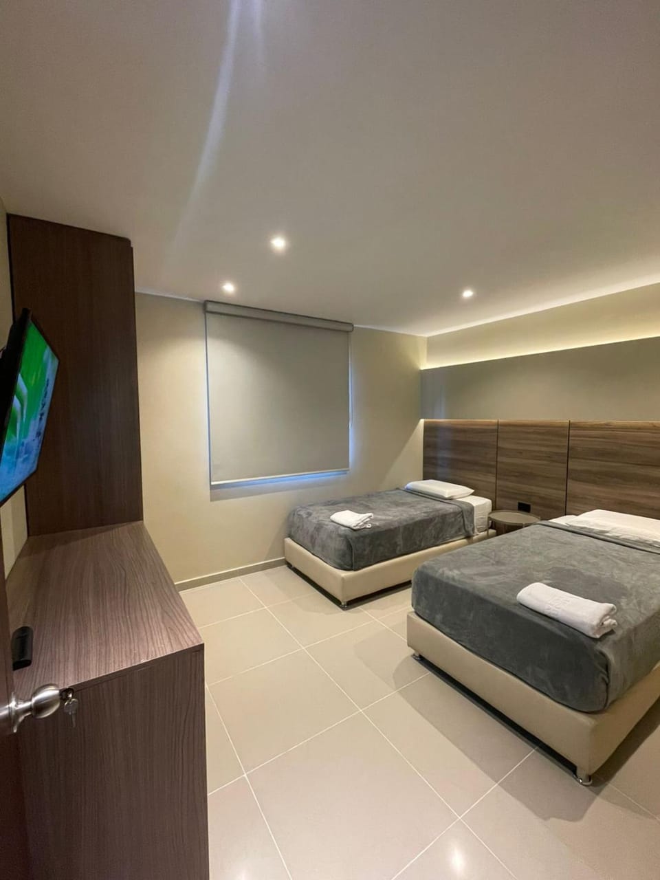 Bed, TV and multimedia, Photo of the whole room, Bedroom