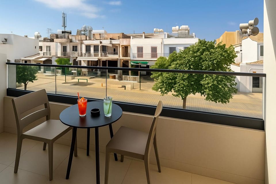 View (from property/room), Balcony/Terrace, Seating area, City view, Street view