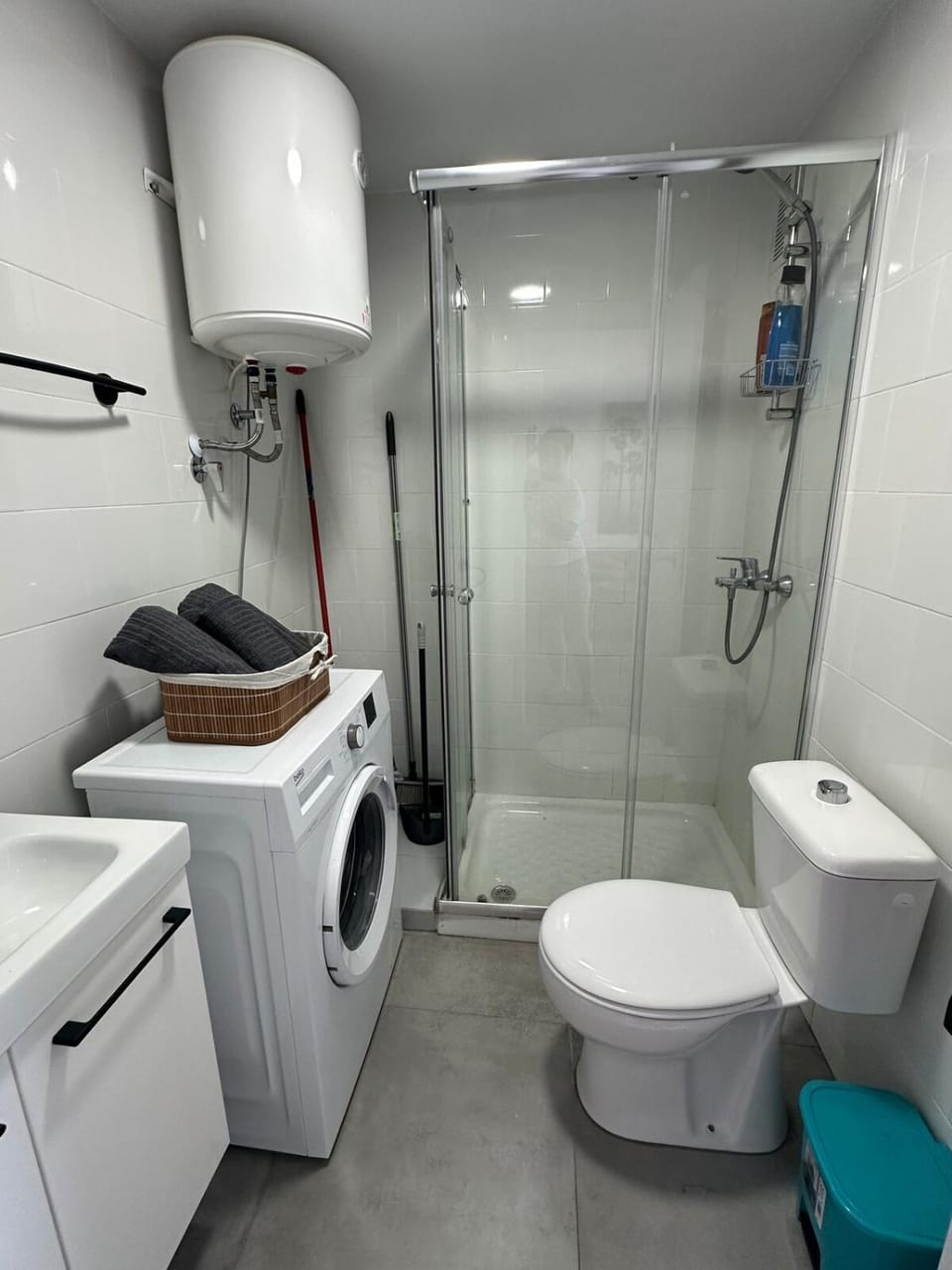 Shower, Toilet, Bathroom, towels, washing machine