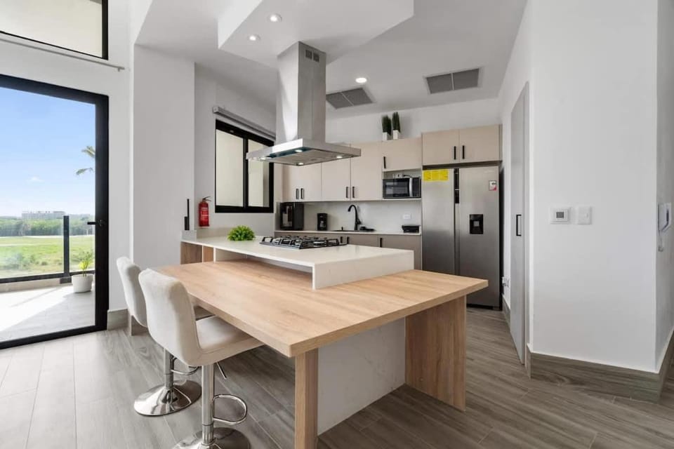 Kitchen or kitchenette, Dining area