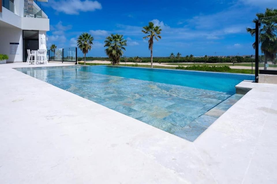 Property building, Day, Pool view, Swimming pool, Swimming pool, sunbed