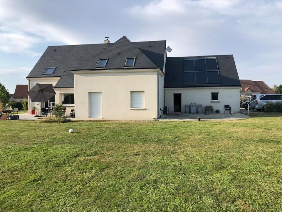 Property building, Natural landscape, Garden, Garden view, Parking