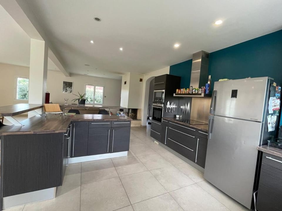 Kitchen or kitchenette, dishwasher, stove