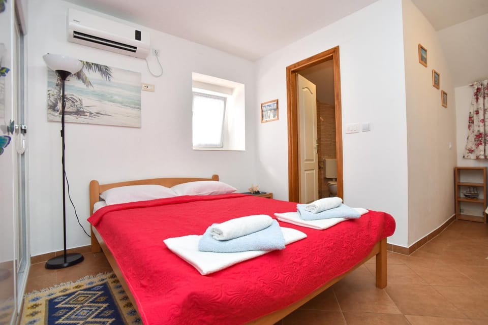 Bed, Day, Decorative detail, Seating area, Bedroom, Autumn, On site, Landmark view