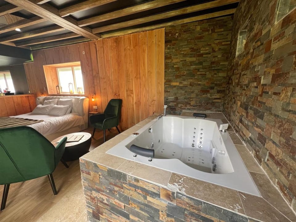Nature et Jacuzzi privatif House in Centre-Val de Loire