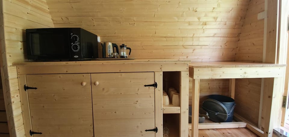 Coffee/tea facilities, wardrobe