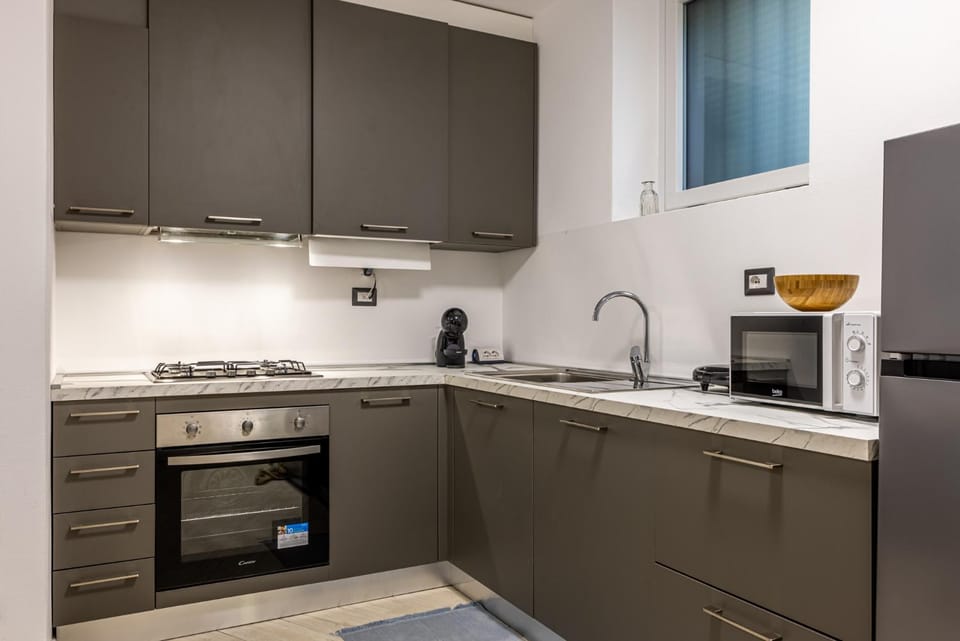Coffee/tea facilities, Kitchen or kitchenette, oven, stove, toaster