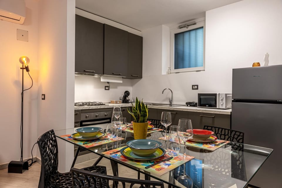 Kitchen or kitchenette, Food and drinks, Dining area, oven, stove, air conditioner