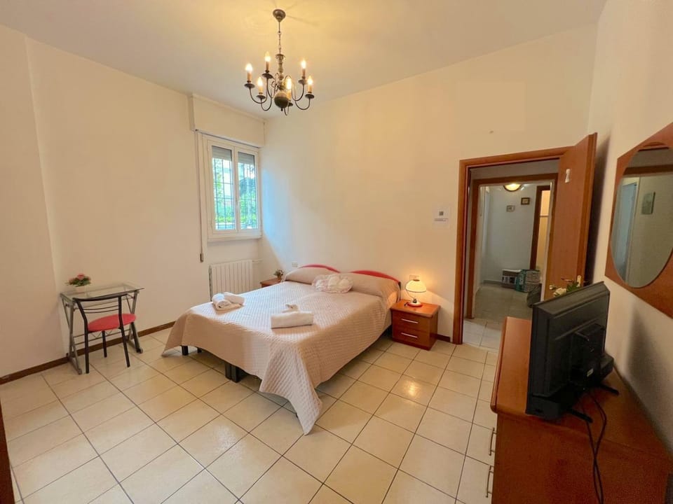 Bed, TV and multimedia, Photo of the whole room, Bedroom, wardrobe