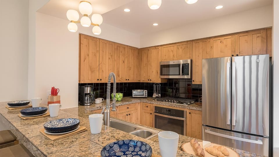 Coffee/tea facilities, microwave, oven, storage, kitchen