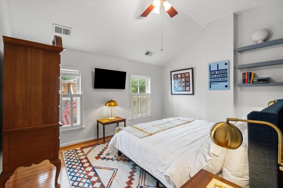 Bed, TV and multimedia, Photo of the whole room, Bedroom