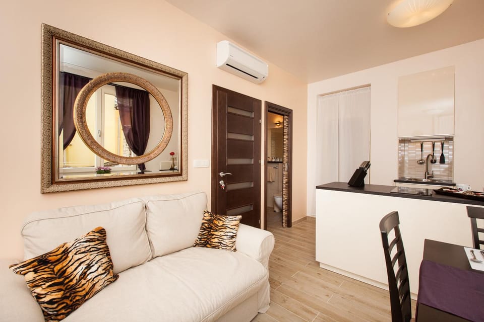 Kitchen or kitchenette, Living room, Seating area