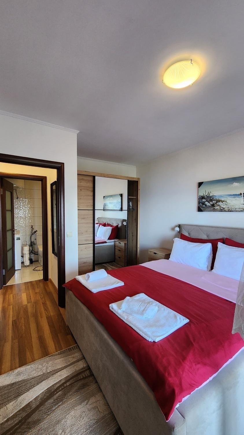 Bed, Bedroom, towels