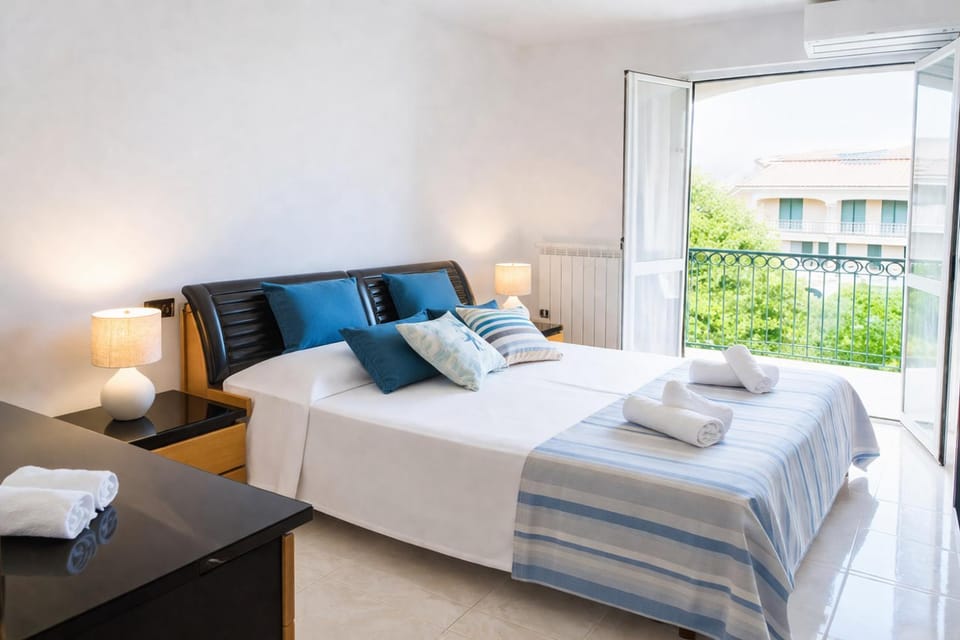 Balcony/Terrace, Bedroom, wardrobe, air conditioner