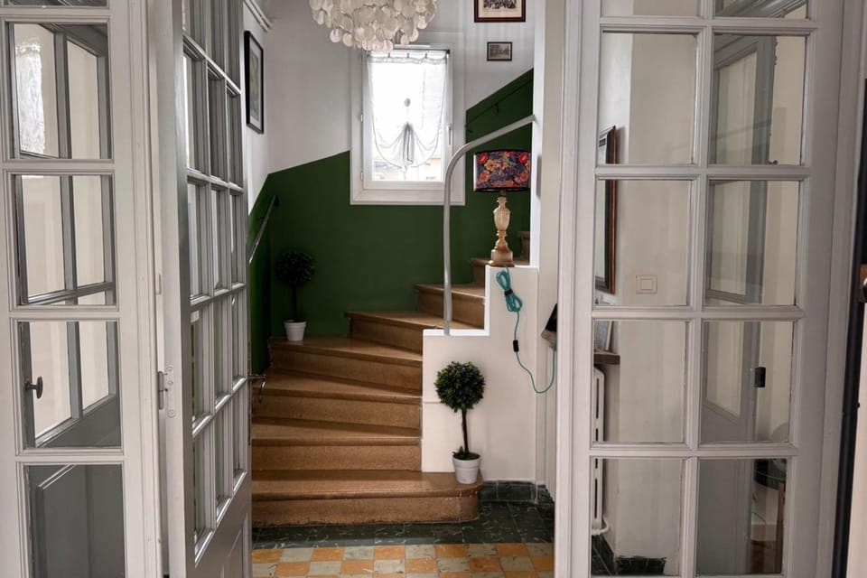 Elivi Elegant Art Deco house with Garden Walk to the Heart of Town House in L'Isle-sur-la-Sorgue
