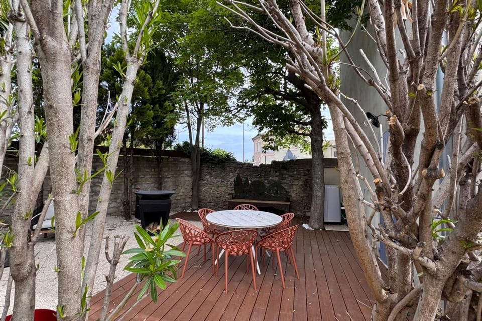 Elivi Elegant Art Deco house with Garden Walk to the Heart of Town House in L'Isle-sur-la-Sorgue