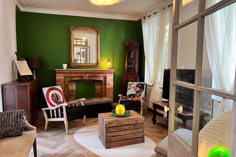 Elivi Elegant Art Deco house with Garden Walk to the Heart of Town House in L'Isle-sur-la-Sorgue