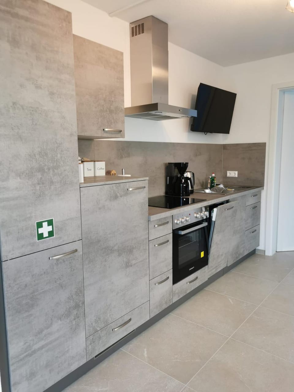 Coffee/tea facilities, Kitchen or kitchenette, oven, stove, toaster
