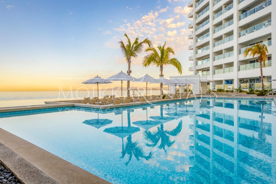 Property building, Day, Natural landscape, Pool view, Sea view, Swimming pool, sunbed