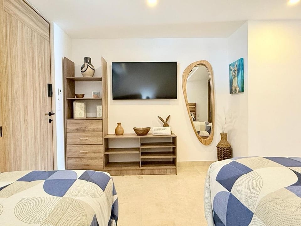 Bed, TV and multimedia, Seating area, Bedroom
