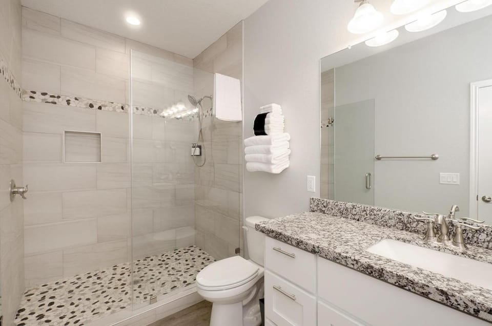 Shower, Toilet, Bathroom, Decorative detail, towels