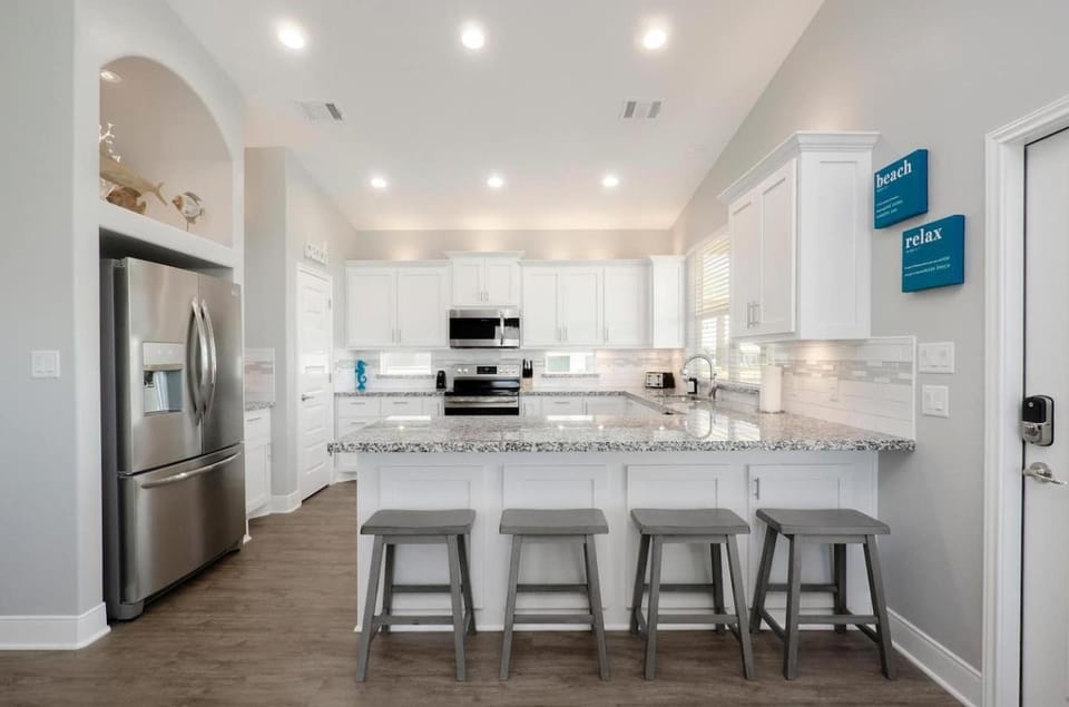 Dining area, microwave, oven, kitchen