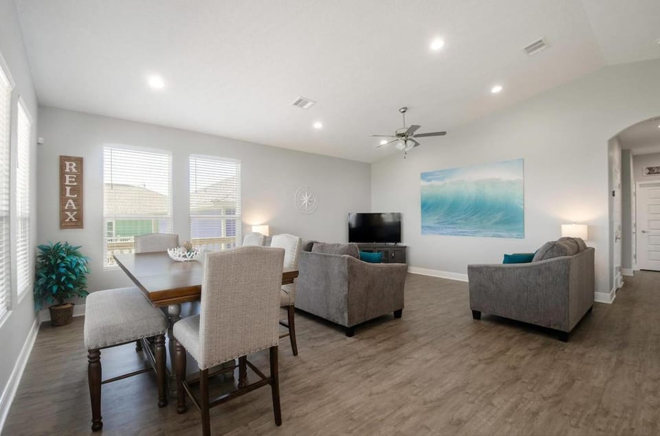 TV and multimedia, Living room, Photo of the whole room, Decorative detail, Seating area, Dining area