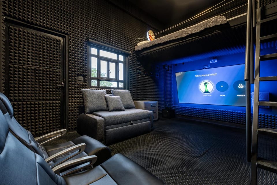 Bed, TV and multimedia, Seating area