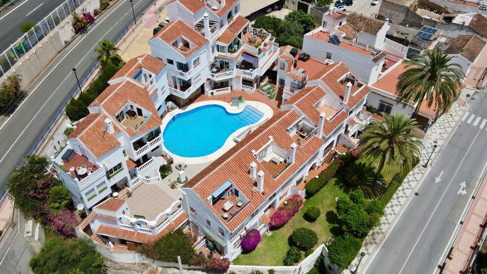Property building, Bird's eye view, Pool view, Swimming pool, Location
