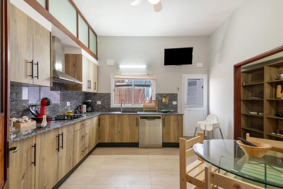 Property building, Kitchen or kitchenette, Living room