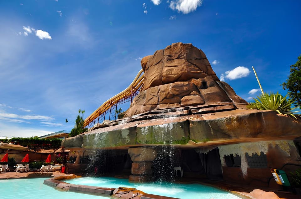Nearby landmark, Day, Natural landscape, Pool view, Swimming pool, sunbed