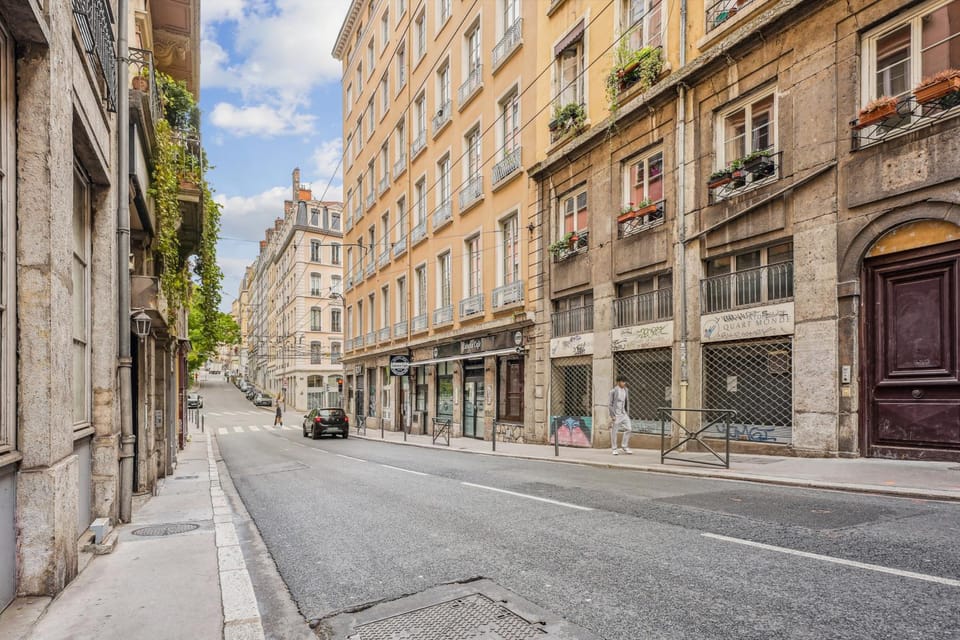 Property building, Day, Neighbourhood, City view, Street view, Location