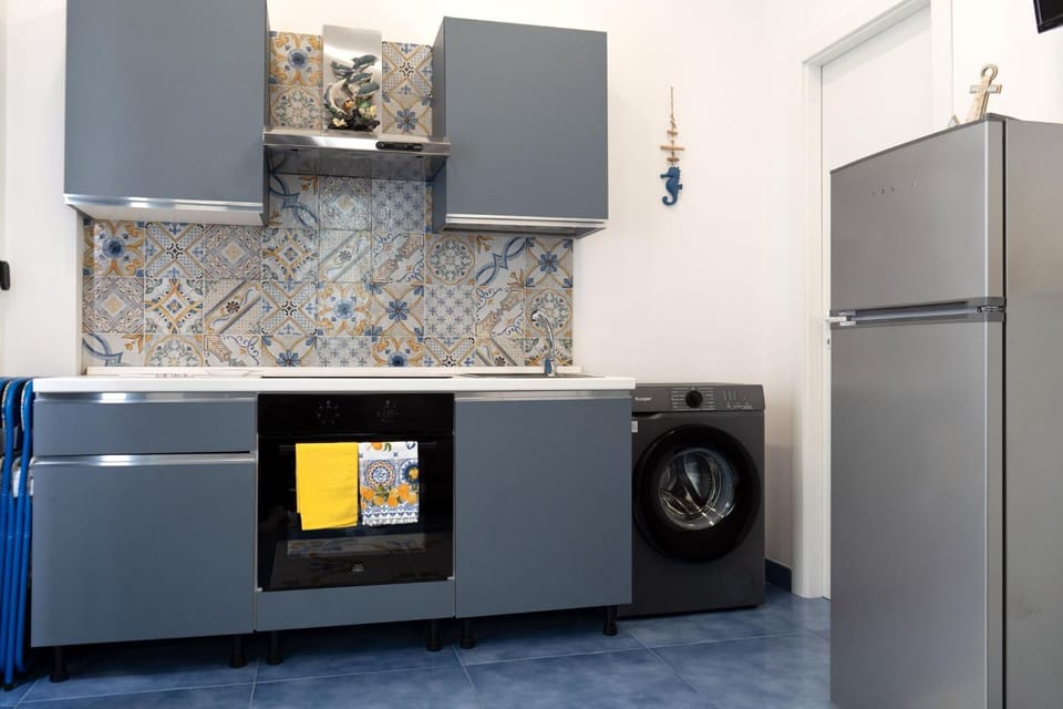 Kitchen or kitchenette, oven, stove, washing machine