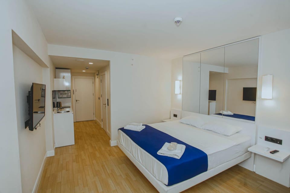 Bed, TV and multimedia, Kitchen or kitchenette, Photo of the whole room, Bedroom, towels