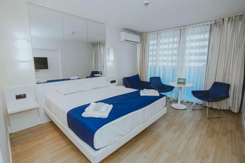 Bed, TV and multimedia, Living room, Photo of the whole room, Seating area, Bedroom, towels, air conditioner