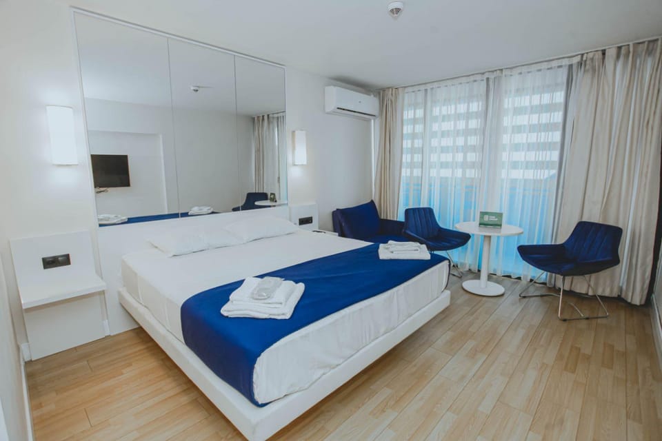 Communal lounge/ TV room, Bed, TV and multimedia, Living room, Photo of the whole room, Seating area, Evening entertainment, Bedroom, towels, air conditioner