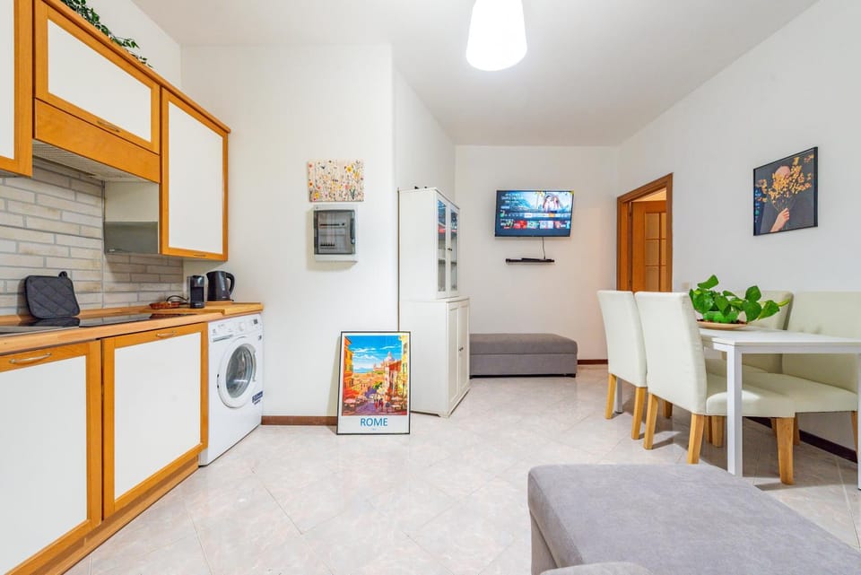 TV and multimedia, Kitchen or kitchenette, Living room, Seating area, Dining area