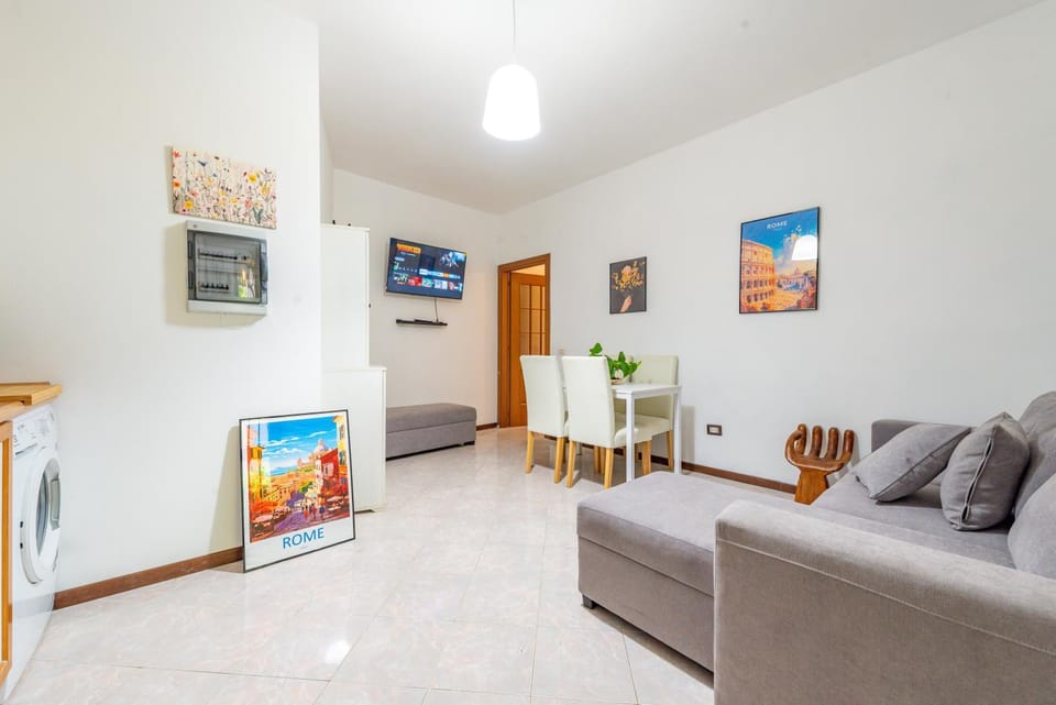 Communal lounge/ TV room, Living room, Dining area