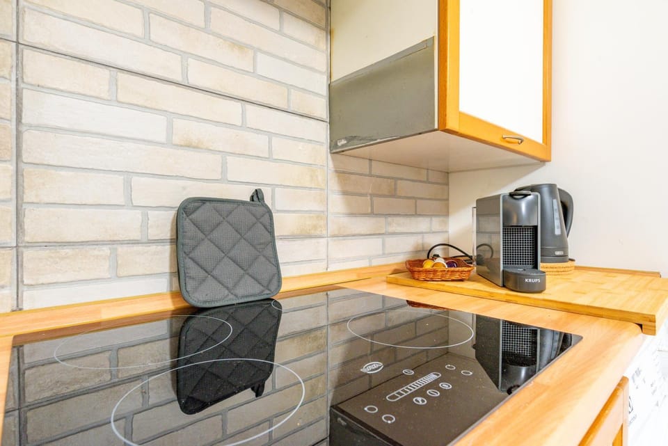 Coffee/tea facilities, Kitchen or kitchenette, stove
