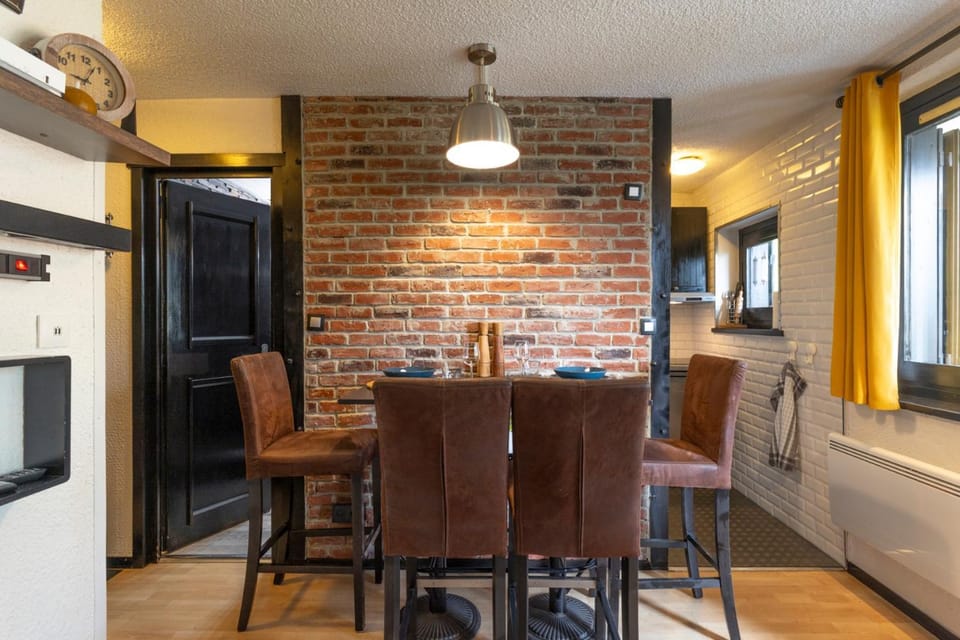 Property building, Kitchen or kitchenette, Living room