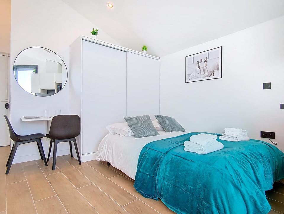 Bed, Dining area, wardrobe