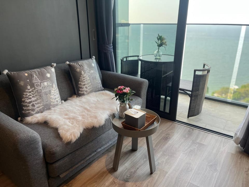 Breath Taking Sea View - Luxury Living Apartment in Pattaya City