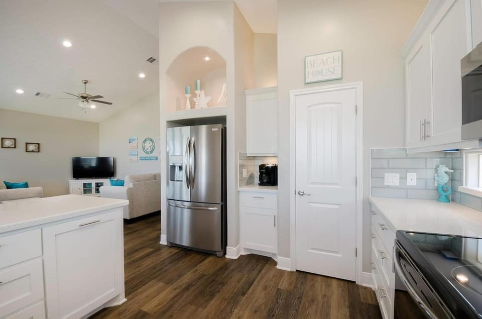 Coffee/tea facilities, Living room, Photo of the whole room, Decorative detail, oven, kitchen
