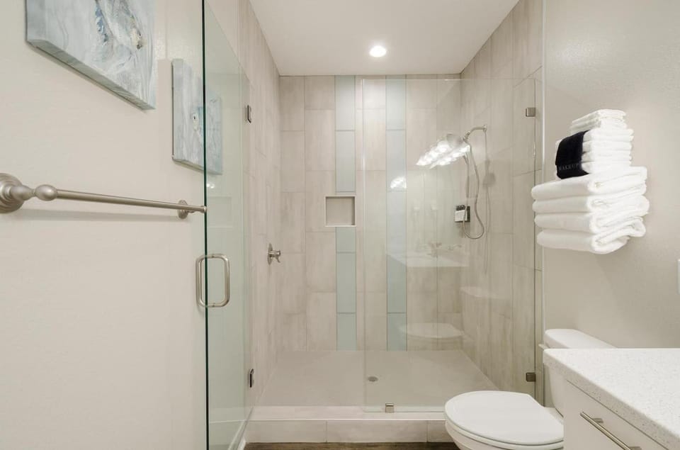 Shower, Toilet, Bathroom, Decorative detail, towels