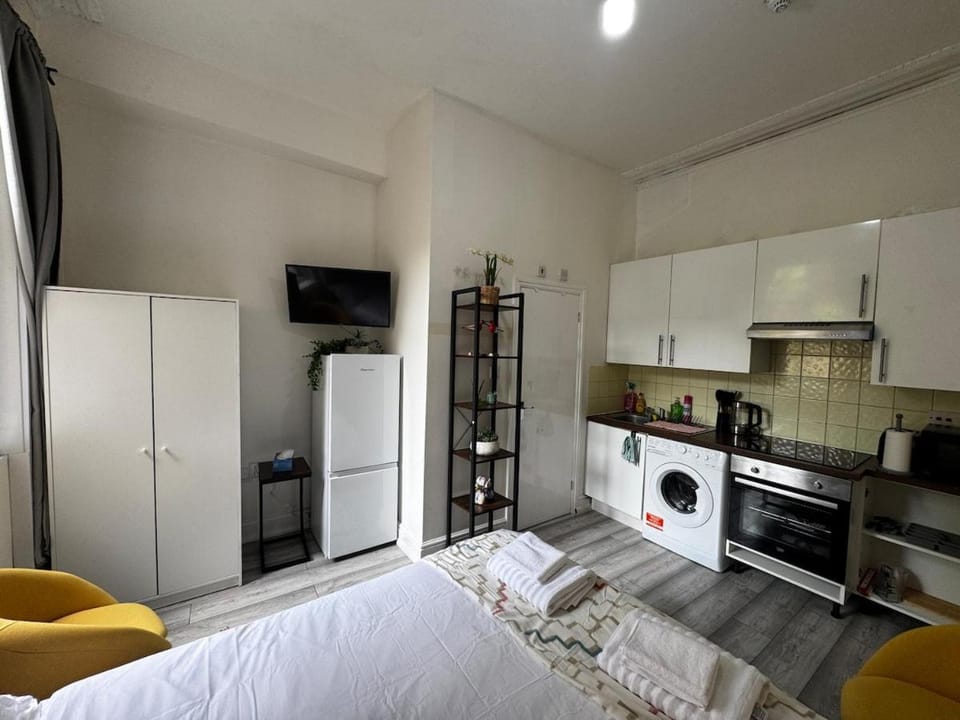 Westfield White City studio Apartment in London