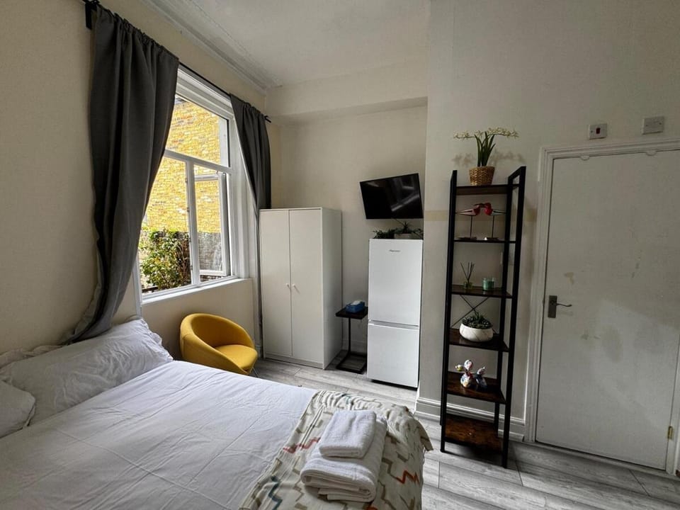 Westfield White City studio Apartment in London