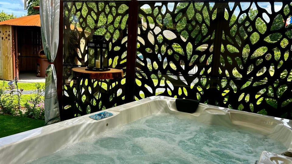 Natural landscape, Garden, Hot Tub, Hot Tub, Garden view